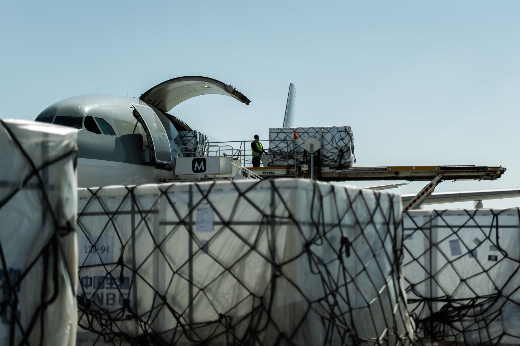 Szijjártó Péter: 1,2 millió adag Sinopharm-vakcina érkezett Kínából