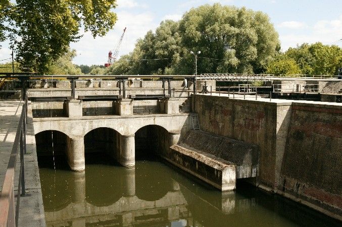 Két köbméternyi olajat eresztett a csatornába Baján, vádat emeltek ellene