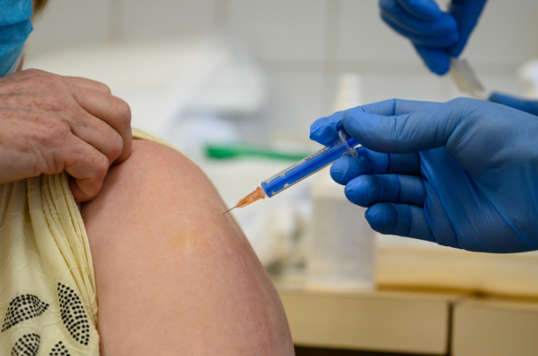 Szijjártó: a Nemzeti Oltóanyaggyár alkalmas lesz a kínai vakcina előállítására is