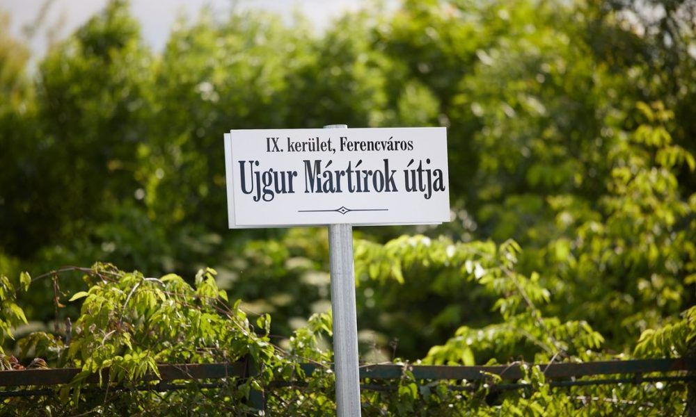 Új utcanévtáblákat tettek ki a Fudan Egyetem tervezett budapesti területén