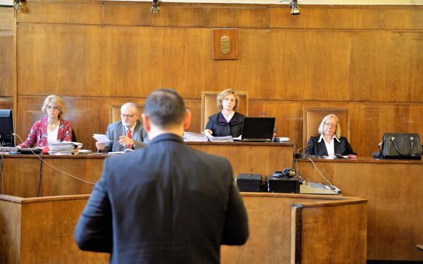 Vesztegetés miatt emeltek vádat egy volt rendőr alezredes ellen