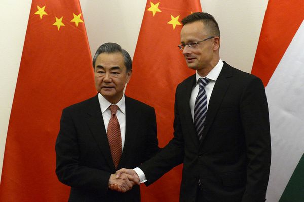 Szijjártó Péter állami kitüntetést adott át Vang Ji kínai külügyminiszternek