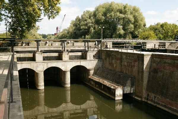 Két köbméternyi olajat eresztett a csatornába Baján, vádat emeltek ellene