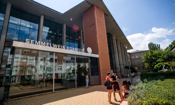 Együttműködési megállapodást írt alá a Semmelweis Egyetem és a Pfizer a hazai klinikai kutatási programok bővítésére