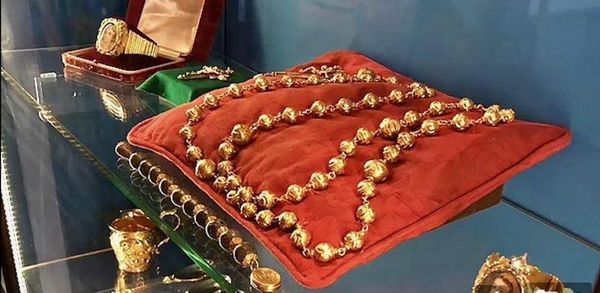 Ellopták Mária skót királynő ékszereit