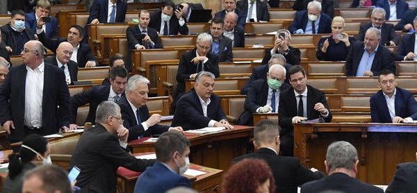 A koronavírus-törvény meghosszabbításáról szavaz a parlament