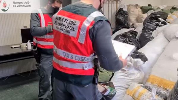 Hamis márkajelzésű ruhákat és elektronikai terméket foglalt le a NAV